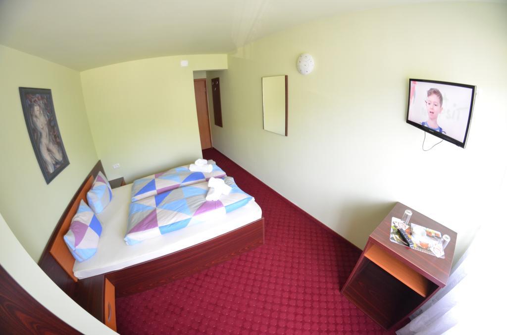 Hotel Le Baron Timisoara Room photo